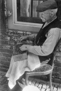 221149 Afbeelding van een oudere man in een stoel voor (vermoedelijk) één van de kameren van Jan van Goch in de ...